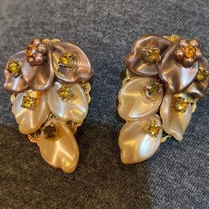 Leru Clip Earrings